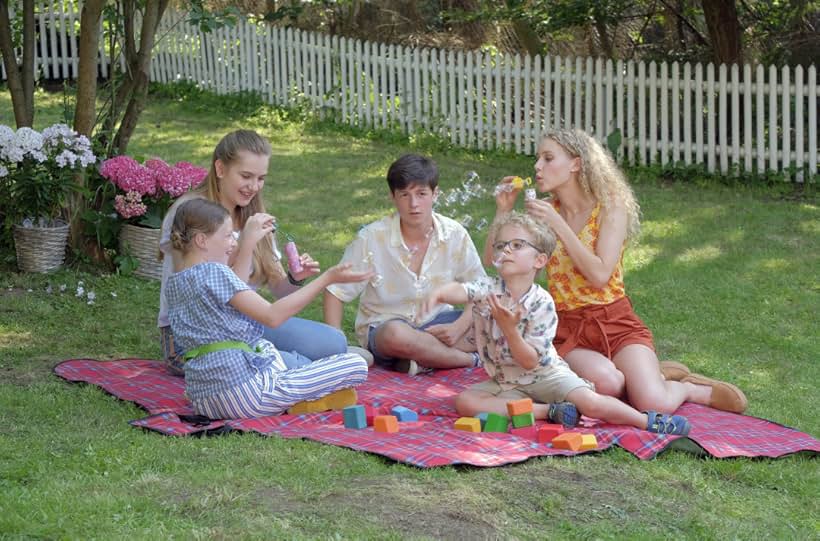 Nelly Hoffmann, Hannes Gwiasda, Julian König, Pauline Angert, and Anne Sophie Triesch in Circle of Life (2004)