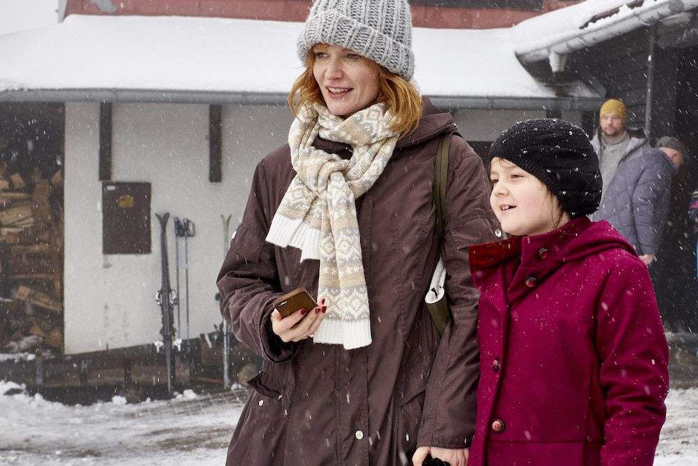 Anna Geislerová and Ema Svábenská in Pohádky pro Emu (2016)