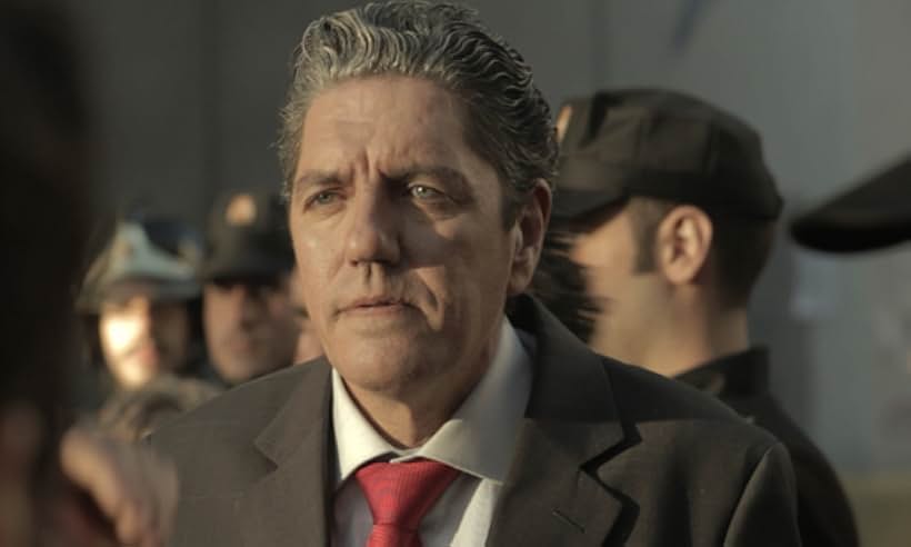 Antonio Dechent in El mundo es nuestro (2012)