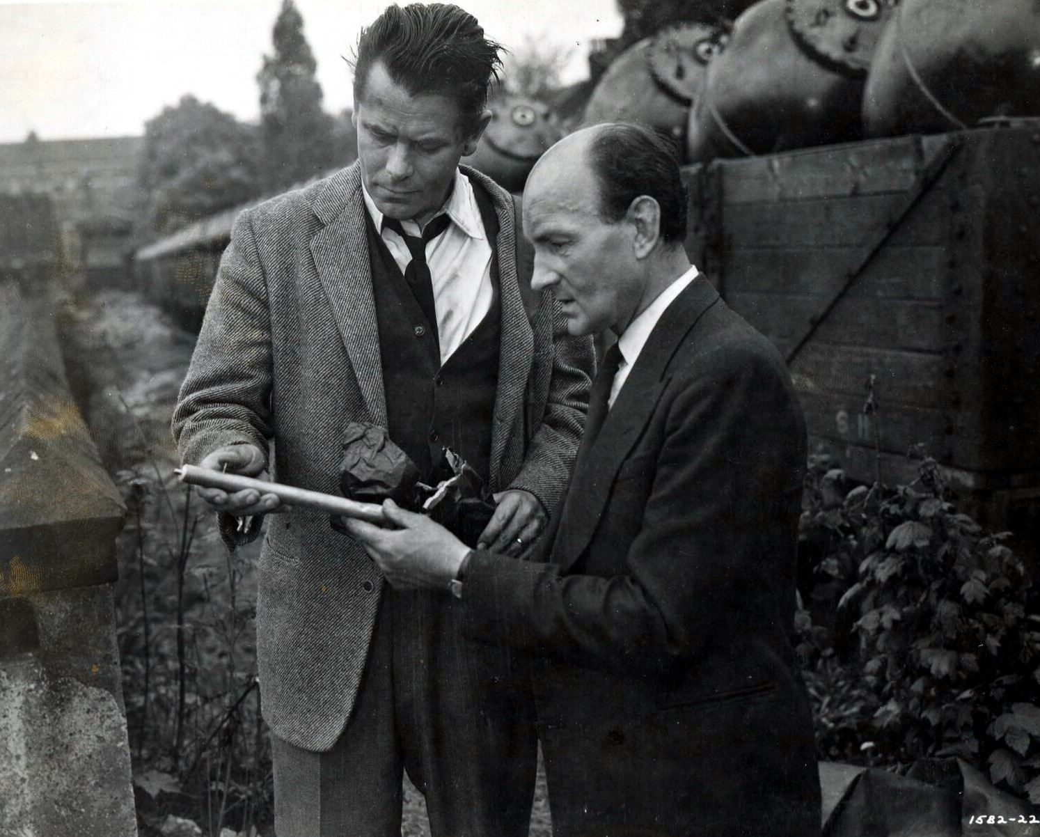 Glenn Ford and Maurice Denham in Terror on a Train (1953)