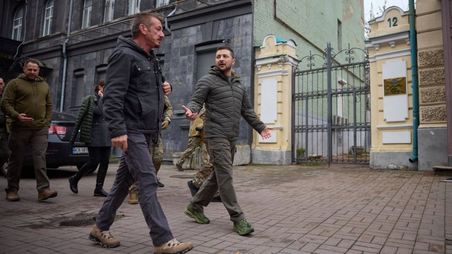 Sean Penn, Volodymyr Zelenskyy, and Andrii Yermak in Superpower (2023)