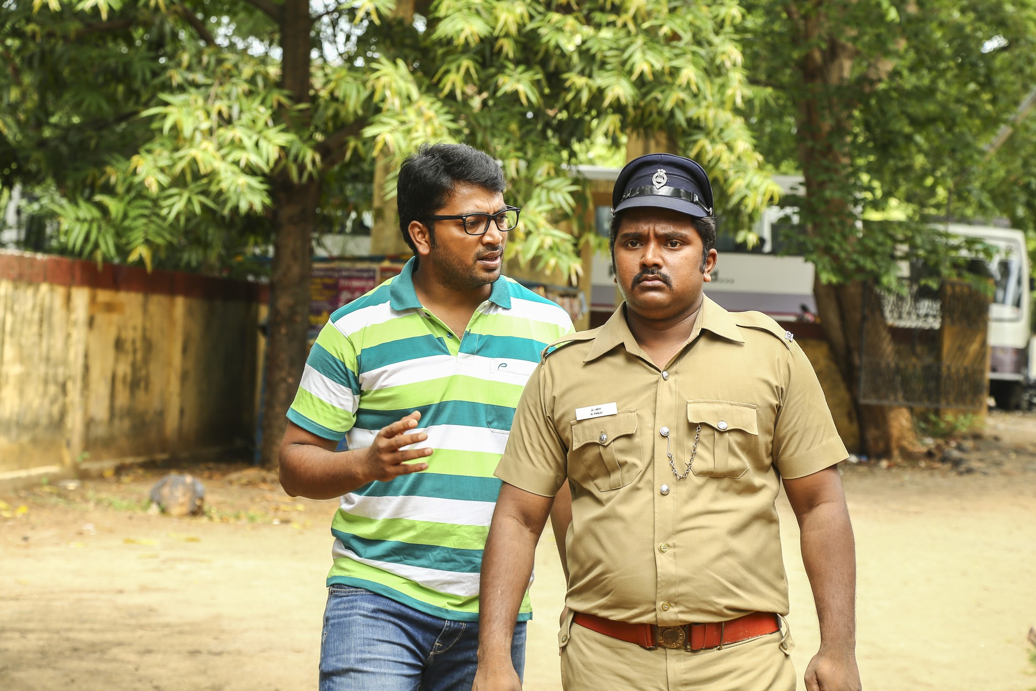 Kalaiyarasan and Bala Saravanan in Adhe Kangal (2017)