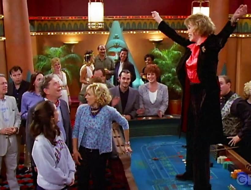 Téa Leoni, Mary Tyler Moore, George Segal, Frankie J. Allison, and Paula Cale in The Naked Truth (1995)