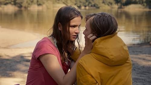 Lisa Vicari and Louis Hofmann in Ein unendlicher Kreis (2019)