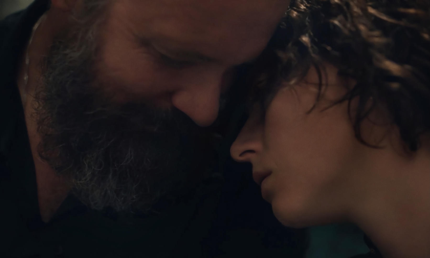 Peter Sarsgaard and Jessie Buckley in The Lost Daughter (2021)