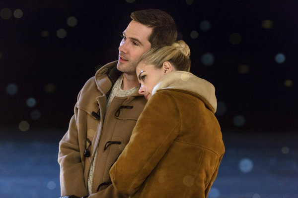 Jaime King and Luke Macfarlane in The Mistletoe Promise (2016)