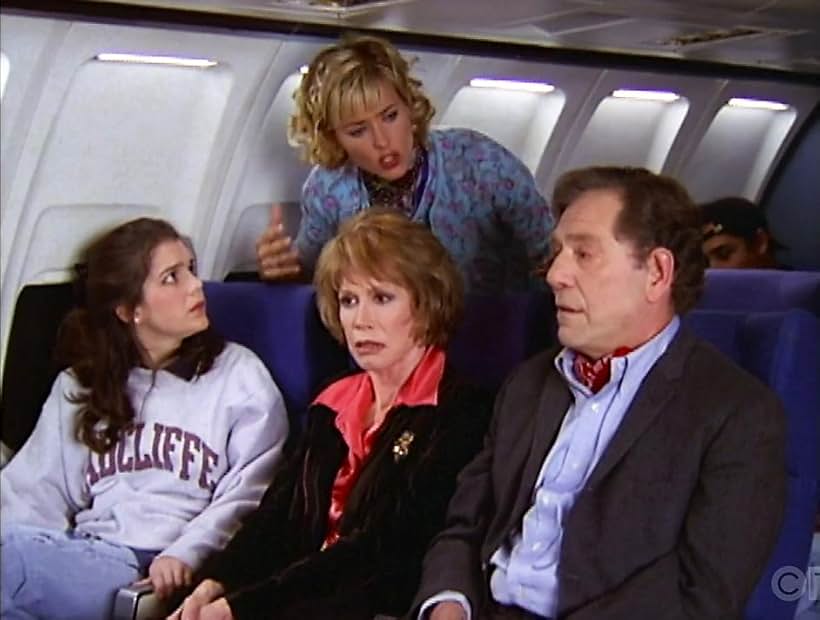 Téa Leoni, Mary Tyler Moore, George Segal, and Paula Cale in The Naked Truth (1995)