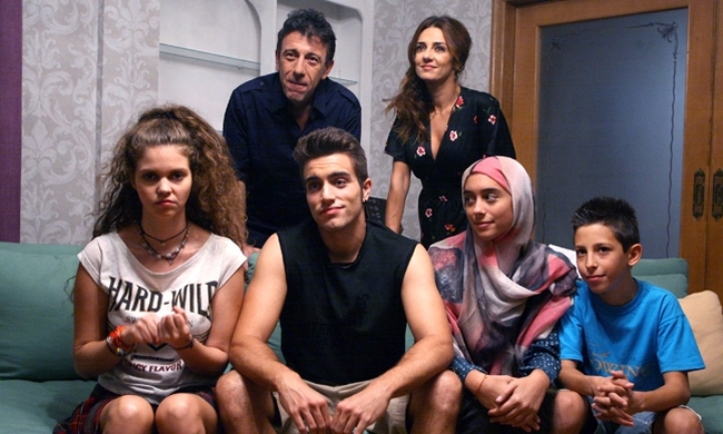 Manolis Mavromatakis, Maria Lekaki, Giannis Hatzigeorgiou, Georgina Liossi, Lila Baklesi, and Alexandros Karadimas in Tamam (2014)