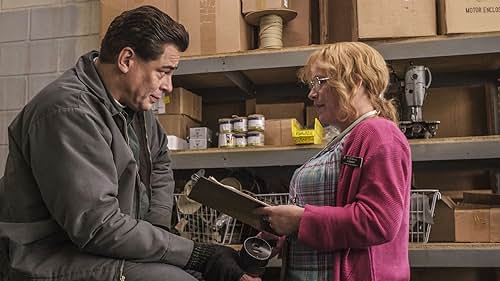 Patricia Arquette and Benicio Del Toro in Escape at Dannemora (2018)