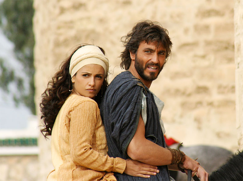 Daniele Liotti and Mónica Cruz in The Final Inquiry (2006)