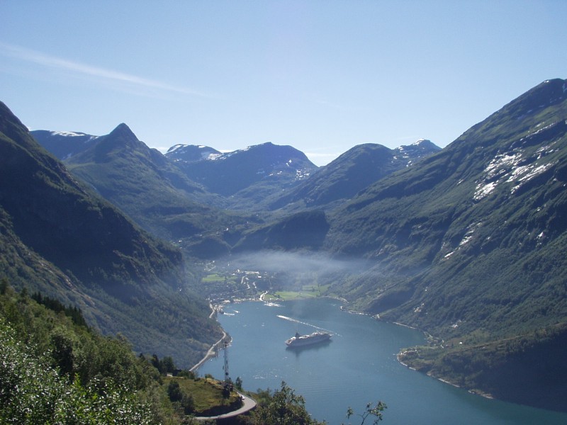 File:Geiranger from Oernesvingen2.jpg