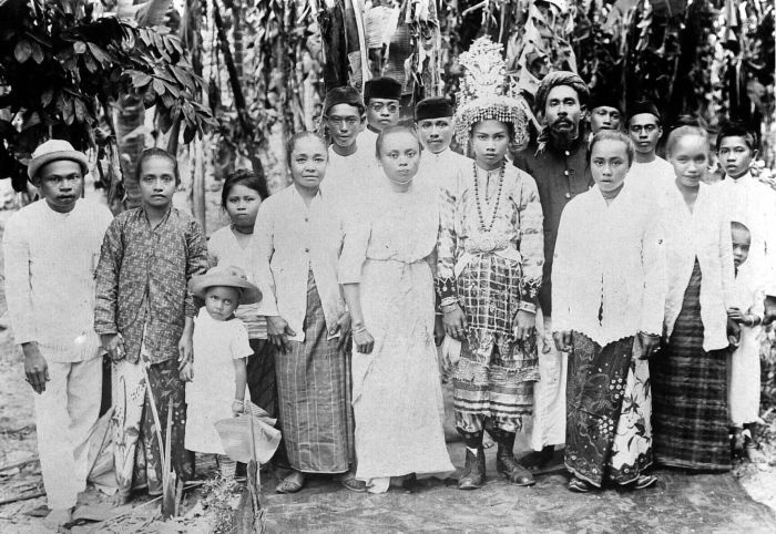 File:COLLECTIE TROPENMUSEUM Besnijdenisfeest te Gorontalo Manado Noord-Celebes TMnr 10002921.jpg