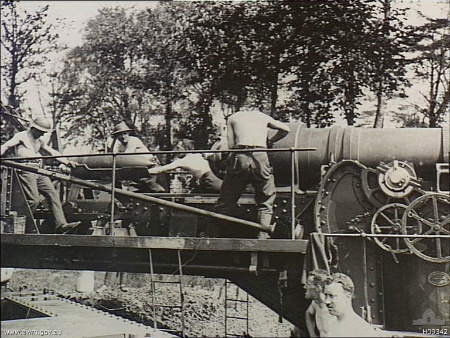 File:Loading12inchMkVRailwayHowitzerLeury1917.jpeg