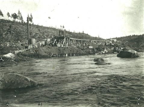 File:Pahaoja gold mining 1920s.JPG