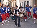 Las rosqueras aportan las ofrendas para ser subastadas, escoltadas por los danzantes