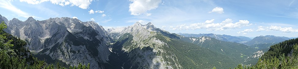 In Bildmitte mit Hochblassen, dem Reintal (Tal der Partnach) und der südlichen Wetterstein-Bergkette mit dem Oberreintalschrofen. A view from Schachen.