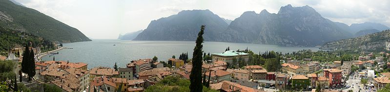 File:Pano-Gardasee-Torbole.jpg