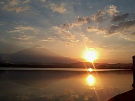 Menikmati Sore di Tepi Danau