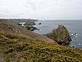 Les falaises entre Ménez Kermaden et la Pointe de Penharn, qui est visible à l'arrière-plan (celle-ci se trouve dans la commune de Cléden-Cap-Sizun).