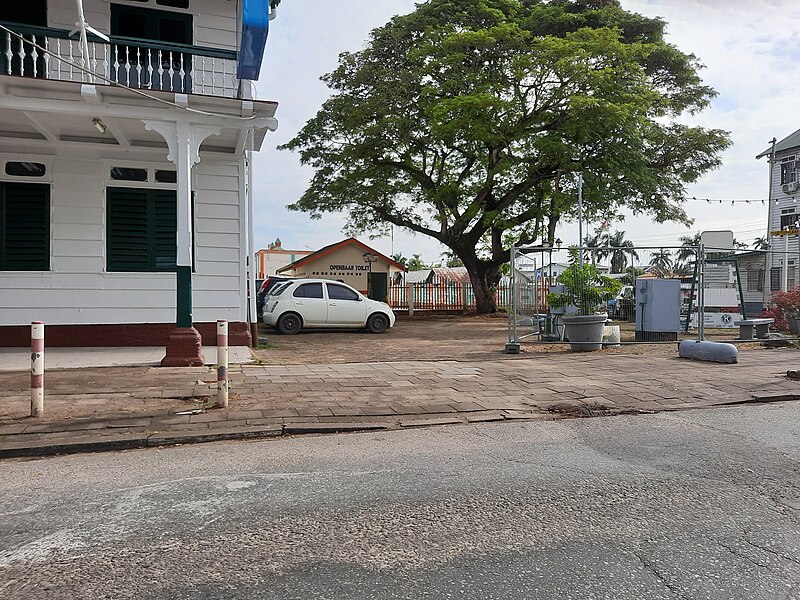 File:Openbaar Toilet, Paramaribo.jpg