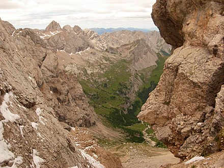 Ausblick von der Marmolatascharte nach Süden ins Val Contrin