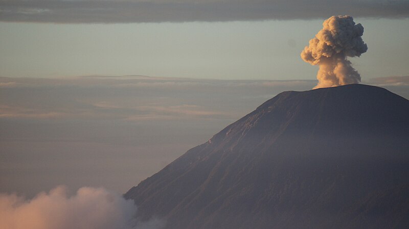 File:Ijen Bromo Indonesia (16316353570).jpg