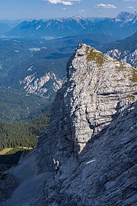 Der Bernadeinkopf auf der Ostseite mit Blick ins Karwendel zur Soiernspitze