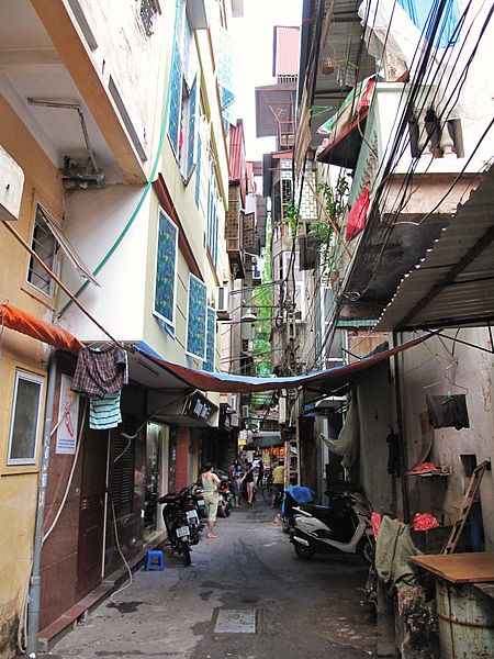 File:Narrow alley (7354088242).jpg