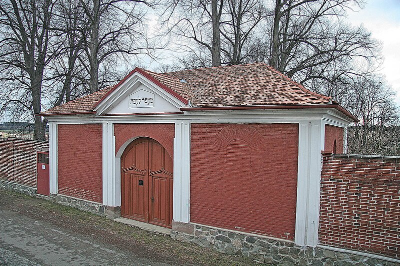 File:Benešov - židovský hřbitov.jpg