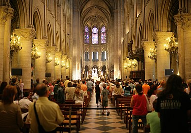 Français : La nef et le chœur depuis la dernière travée English: The nave & choir