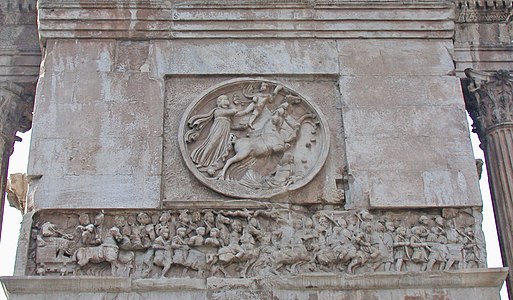 Tondo con il Sole (costantiniano) e fregio costantiniano con "Partenza da Milano", sul lato corto est