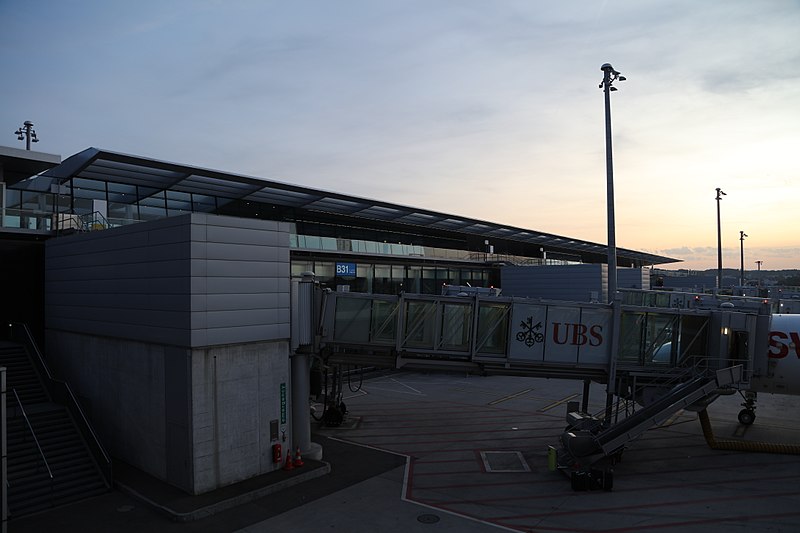 File:Flughafen Zürich 1K4A4576.jpg