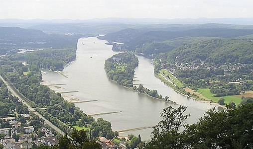 Insel Nonnenwerth rechts und Grafenwerth links km 642