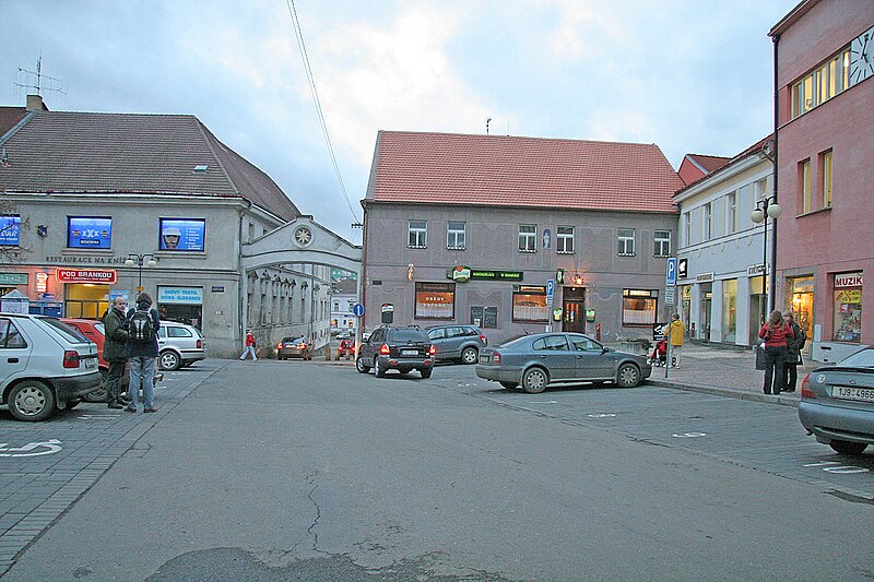 File:Benešov náměstí.jpg