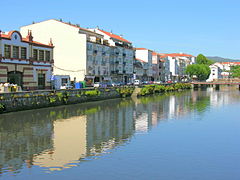 Vista do río Traba coa Praza da Abastos.