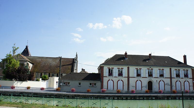 File:Mairie église canal 06052.JPG