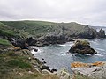 Îlot rocheux et falaises au débouché du vallon du ruisseau de Kergulan (limite communale entre Goulien et Beuzec-Cap-Sizun) ; à l'arrière-plan la Réserve naturelle su Cap-Sizun en Goulien 1.