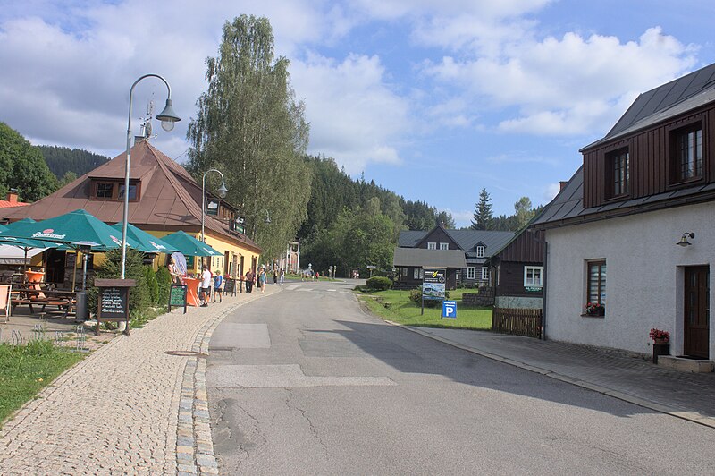 File:Harrachov, hlavní silnice.jpg