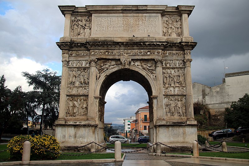 File:Arco di Traiano (Benevento) 05.jpg