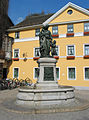 Weimar:Donndorf-Brunnen (Bronzegruppe „Mutter mit Kind“), 1895