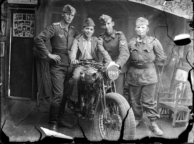 File:Sergent Luftwaffe and motocicleta AJS.jpg