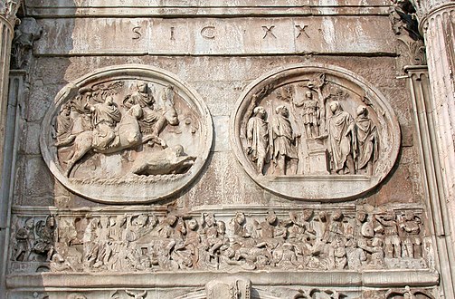 Tondi adrianei Caccia all'orso (sinistra) e Sacrificio a Diana, fregio costantiniano (Battaglia di Ponte Milvio) - lato sud, sopra fornice laterale destro Hadrianic tondi depicting the Bear hunt (left) and Sacrifice to Diana, below Constantinian freise depicting the Battle of Pons Milvius - southern side, right lateral fornix