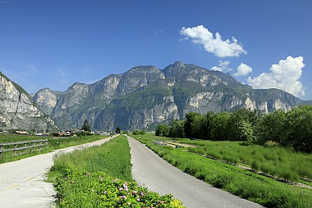 Blick nach Norden vom Etschtalradweg: Cima Monticello im Mendelkamm, nach links der Taleingang ins Nonstal.