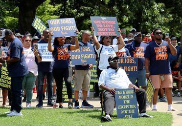 Image for story: Dockworkers along US East and Gulf Coasts threaten to strike October 1