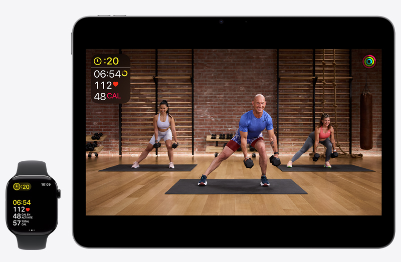 Un entraînement Apple Fitness+ affiché sur un iPad 13 Pro, et les données de cet entraînement affichées sur une Apple Watch Series 10 placée à côté.