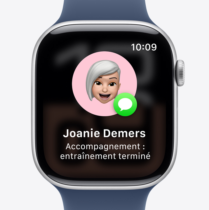 Accompagnement à l’écran d’une Apple Watch affichant la fin de l’entraînement d’une amie.