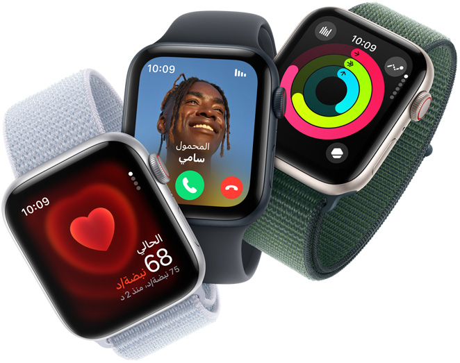 ثلاث ساعات Apple Watch SE تعرض مراقبة معدل نبض القلب، ومكالمة واردة، وحلقات النشاط