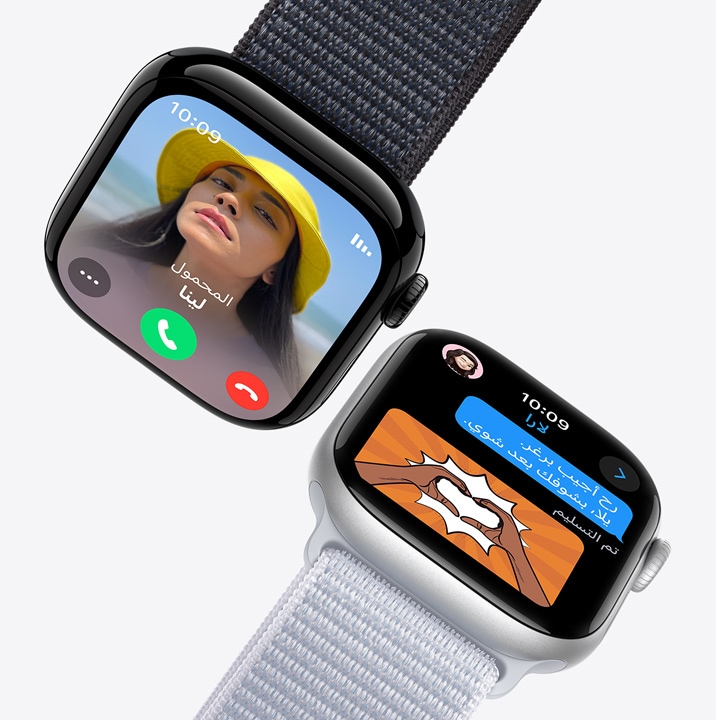 شاشتان لساعتي Apple Watch تعرض الأولى مكالمة واردة، وتعرض الثانية رسالة نصية