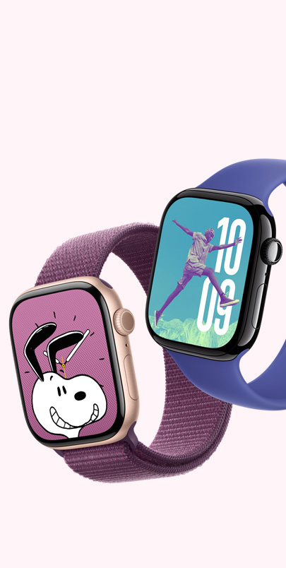 Hai chiếc Apple Watch Series 9. Chiếc đầu tiên hiển thị mặt đồng hồ Snoopy và Vòng Bện Solo Màu Nắng. Chiếc thứ hai có mặt đồng hồ Chân Dung và Dây Quấn Màu Hồng.