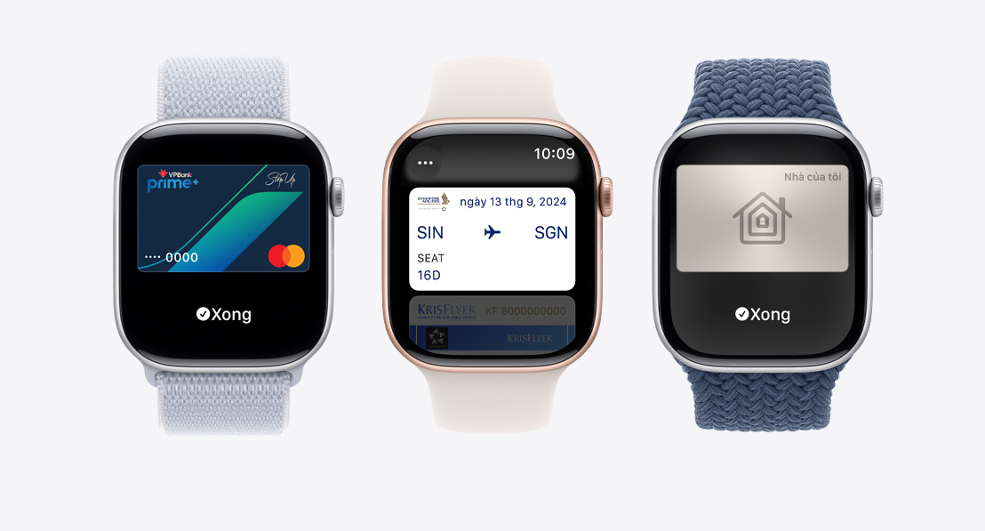 Ba chiếc Apple Watch Series 9. Chiếc đầu tiên hiển thị Wallet đang được sử dụng với Apple Pay. Chiếc thứ hai hiển thị một thẻ phương tiện công cộng đang được sử dụng với Ứng Dụng Ví. Chiếc thứ ba hiển thị chìa khóa nhà đang được sử dụng thông qua ứng dụng Ví.